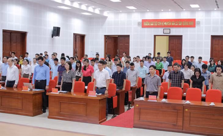 Toàn thể đại biểu và các học viên tưởng nhớ Tổng Bí thư Nguyễn Phú Trọng.