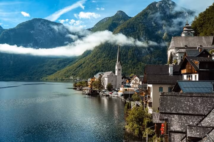 Hallstatt là điểm dừng chân cuối cùng được anh Đức Vũ, nhiếp ảnh gia tự do ở bang Bayern (Đức) chọn trong chuyến nghỉ hè từ Italy. Sau một hành trình dài khám phá những địa điểm nổi tiếng, Hallstatt vẫn là một miền đất ấn tượng đem đến cho anh những rung cảm thanh bình trước vẻ đẹp của làng cổ bên hồ.