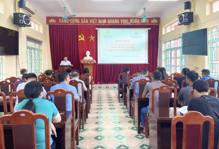 Quang cảnh khai mạc lớp tập huấn bơi an toàn phòng, chống đuối nước năm 2024.