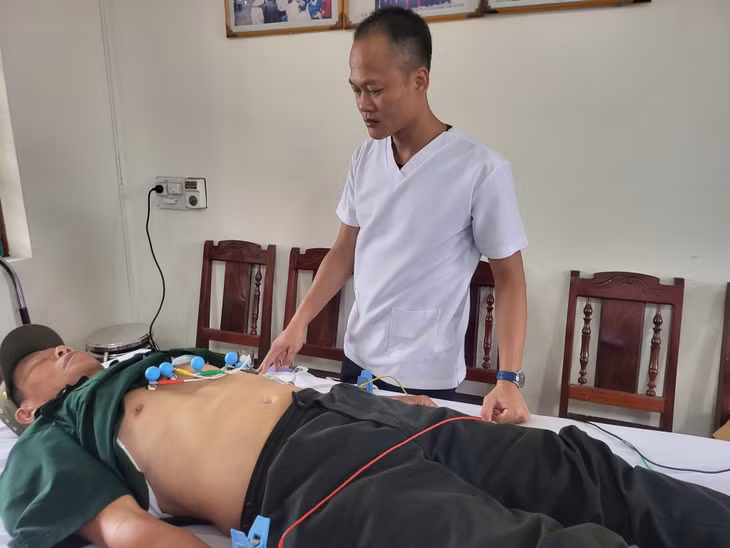 Ông Đặng Văn Thơ (khu 3, phường Nam Hòa, TX Quảng Yên) được khám sức khỏe miễn phí. Ảnh đơn vị cung cấp