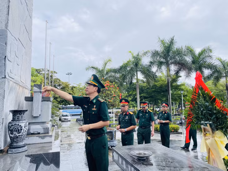 Các đại biểu dâng hương tưởng niệm các anh hùng liệt sĩ tại Đài tưởng niệm các Anh hùng liệt sĩ và Tượng đài Anh hùng lực lượng vũ trang nhân dân, liệt sĩ Vũ Văn Hiếu.
