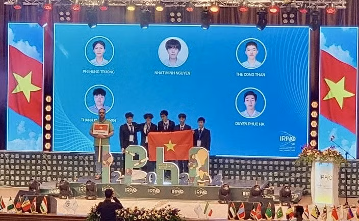 Đội tuyển học sinh Việt Nam tham dự kỳ thi Olympic Vật lý quốc tế 2024. Ảnh: Bộ GDĐT