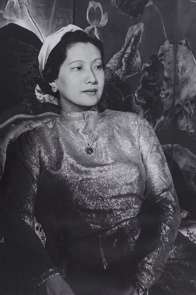 Nam phương Hoàng hậu thường chuộng trang phục áo dài với họa tiết thanh lịch, gam màu nhã nhặn. Ảnh: Bảo tàng HamburgNét đẹp của bà từng chinh phục vua Bảo Đại trong lần đầu gặp năm 1932. Ông từng cho biết: "Cô Lan (tên thật của Nam Phương hoàng hậu) có một vẻ đẹp thùy mị của người con gái miền Nam, hiền lành và quyến rũ, làm tôi say mê".