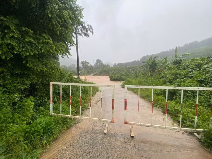 TP Hạ Long lập rào chắn tại các khu vực dễ xảy ra lũ, sạt lở.