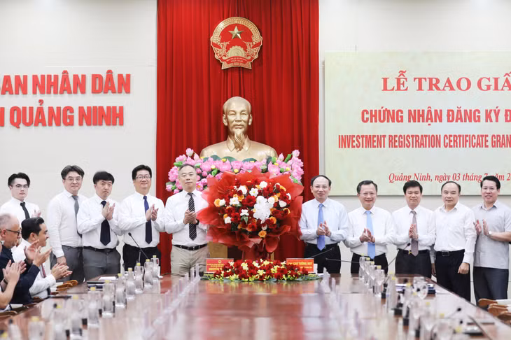 Các đồng chí lãnh đạo tỉnh tặng hoa chúc mừng đại diện Tập đoàn Foxconn tại lễ trao Giấy CNĐKĐT để triển khai 2 dự án có tổng vốn 551 triệu USD.