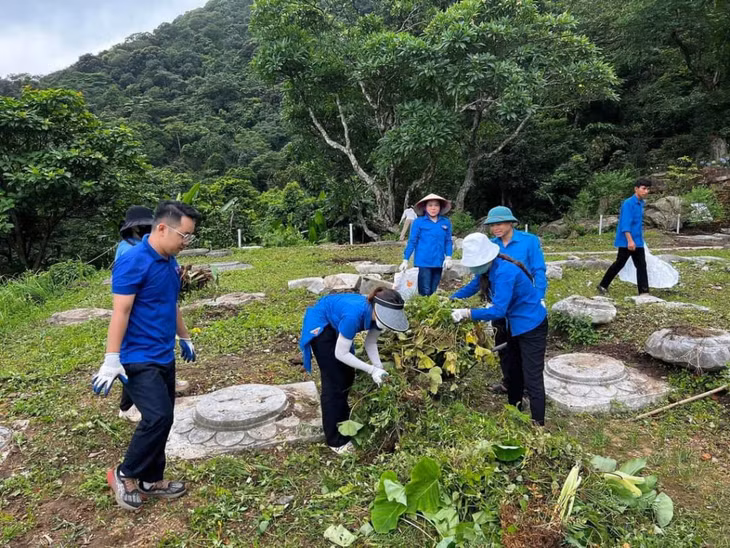 Các đoàn viên thanh niên TX Đông Triều tổ chức dọn vệ sinh môi trường tại di tích chùa Hồ Thiên, thuộc khu di tích nhà Trần trên địa bàn. Ảnh lấy từ trang web của địa phương.