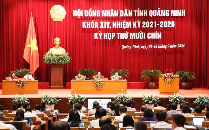 Phiên thảo luận tại hội trường.