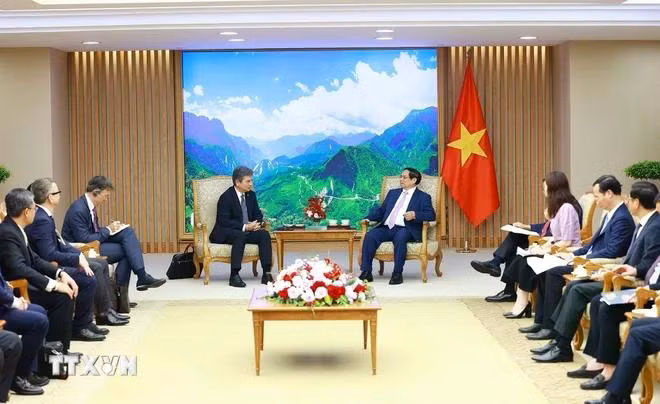 Thủ tướng Phạm Minh Chính tiếp ông Turgut Erkeskin, Chủ tịch Liên đoàn các Hiệp hội Giao nhận Vận tải Quốc tế (FIATA). (Ảnh: Dương Giang/TTXVN)