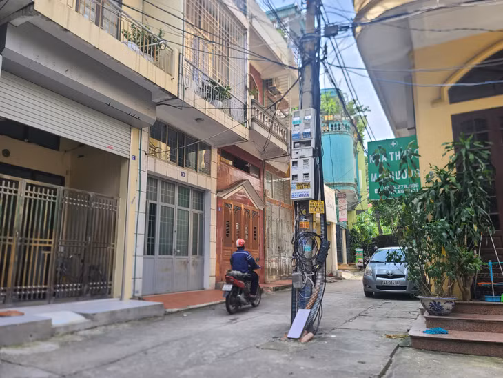 Một cột điện nằm giữa đường trong khu dân cư tại khu 1B, phường Hồng Hải (TP Hạ Long).