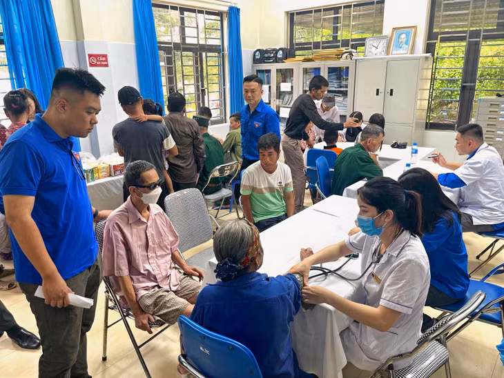 Đoàn thanh niên Trung tâm Y tế TP Hạ Long khám, cấp phát thuốc miễn phí cho đối tượng chính sách và trẻ em khó khăn tại xã Quảng La (TP Hạ Long).