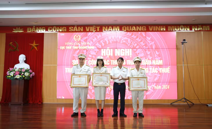 Nhân dịp này, 3 cá nhân của Cục Thuế tỉnh cũng được nhận bằng khen của Thủ tướng Chính phủ vì đã có thành tích xuất sắc trong công tác từ năm 2018 – 2022.