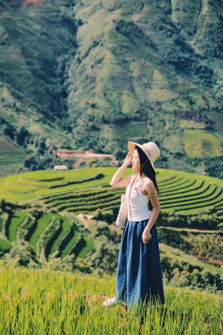 Ruộng bậc thang ở Xím Vàng có diện tích rộng nhất vùng Bắc Yên. Tầm khoảng cuối tháng 7, đầu tháng 8, màu xanh của lúa hòa chung màu xanh của núi rừng với đủ các sắc độ khác nhau vô cùng đẹp mắt. Nam hướng dẫn viên khẳng định đường đến Xím Vàng khá dễ đi, thuận tiện cho du khách: “Ruộng bậc thanh Xím Vàng cách trung tâm xã Tà Xùa khoảng 18km, đường đi mới làm rất dễ di chuyển. Chỉ có đoạn tầm 1km đi xuống dưới ruộng bậc thang là siêu dốc và khó đi. Nếu đến đây, du khách nên chú ý đoạn đường này”. Ảnh: NVCC
