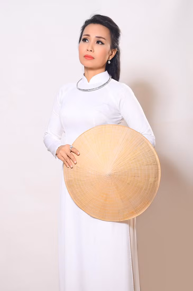Ca sĩ Cẩm Ly gây ấn tượng với khán giả qua những ca khúc dân ca.