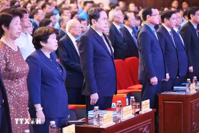 Chủ tịch Quốc hội Trần Thanh Mẫn cùng các đại biểu tưởng niệm Tổng Bí thư Nguyễn Phú Trọng. (Ảnh: Minh Đức/ TTXVN)