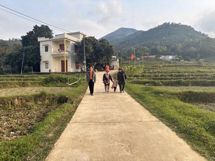 Đường giao thông tại xã Hoành Mô (huyện Bình Liêu) được bê tông hoá khang trang giúp người dân thuận tiện trong đi lại và giao thương hàng hoá.