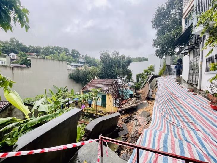 Sạt lở tuyến kè tại tổ 6, khu 1B (phường Hồng Hải, TP Hạ Long) đã gây hư hỏng một gian nhà của hộ dân phía dưới.