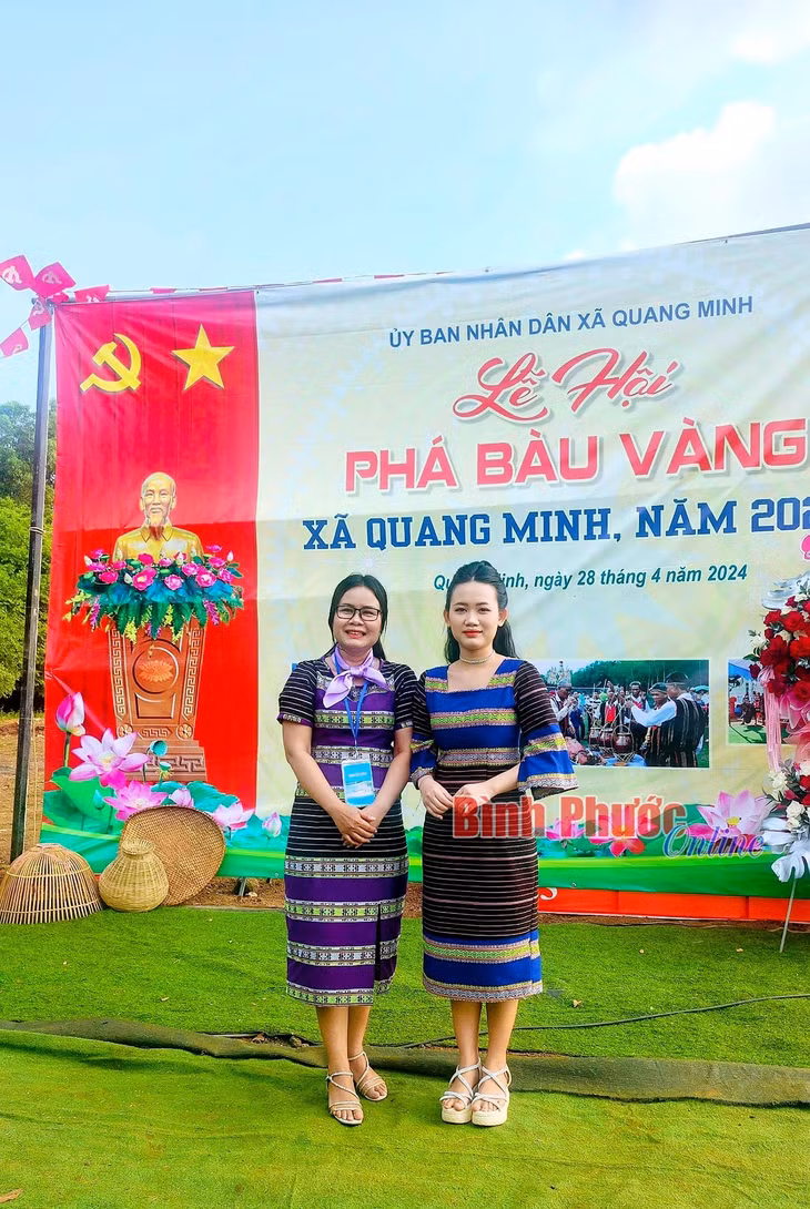 Những bộ trang phục thổ cẩm hiện đại của chị Drênh Thị Hạnh và con gái
