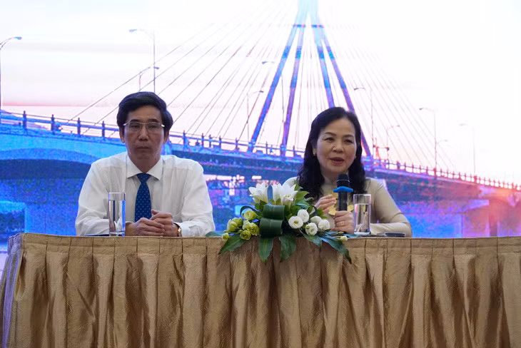 Ông Trần Chí Cường - phó chủ tịch UBND TP Đà Nẵng (trái) và TS Ngô Phương Lan - Ảnh: TRƯỜNG TRUNG