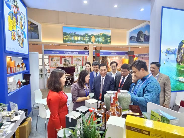Đồng chí Nguyễn Thị Hiền, Giám đốc Sở Công Thương Quảng Ninh giới thiệu các sản phẩm đặc trưng của Quảng Ninh đến các đại biểu tại Hội chợ. Ảnh: Trung tâm Xúc tiến và Phát triển Công Thương Quảng Ninh cung cấp