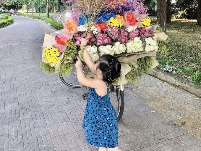 Cho trẻ mặc quần áo mềm, thoáng giúp phòng tránh khởi phát viêm da cơ địa khi thay đổi thời tiết. Ảnh minh họa: Bệnh viện cung cấp
