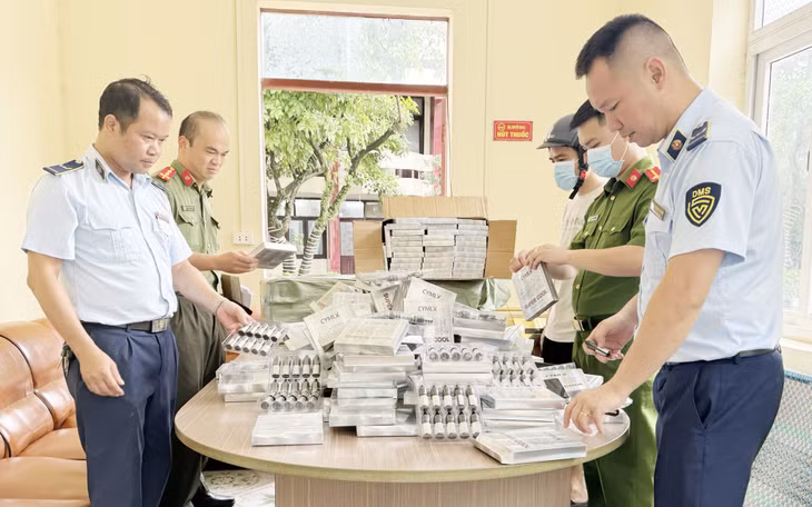 Đội QLTT số 4 phối hợp với các lực lượng chức năng tiến hành khám xét 7 kiện hàng chứa sản phẩm tinh dầu thuốc lá điện tử. (Ảnh do đơn vị cung cấp)