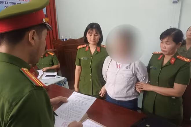 Cơ quan Công an thực hiện Lệnh bắt tạm giam Mai Diệp Thảo. Ảnh: Công an cung cấp