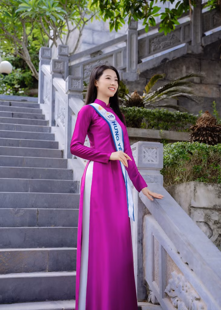 Thí sinh Nguyễn Thị Hảo - SBD 176 đến từ tỉnh Hưng Yên bên bậc thềm đá trong tà áo dài màu tím Huế mộng mơ.