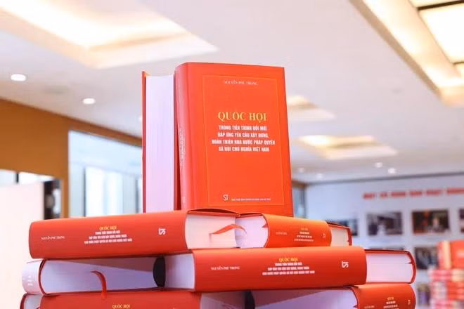 Cuốn sách “Quốc hội trong tiến trình đổi mới đáp ứng yêu cầu xây dựng, hoàn thiện Nhà nước pháp quyền xã hội chủ nghĩa Việt Nam" của Tổng Bí thư Nguyễn Phú Trọng. (Ảnh: Văn Điệp/TTXVN)