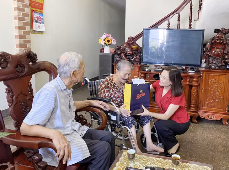 Đồng chí Nguyễn Vũ Thu Hoà, Chủ tịch Hội LHPN tỉnh thăm hỏi, tặng quà bà Đỗ Thúy Mùi là thương binh, hiện cư trú tại khu 5, thị trấn Cái Rồng (Vân Đồn). Ảnh: Hội LHPN tỉnh cung cấp