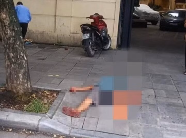 Nạn nhân nằm gục trên vỉa hè.