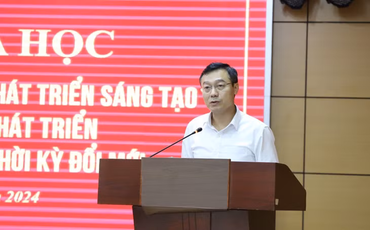 Đồng chí Nguyễn Thế Lãm, Giám đốc, Tổng biên tập Trung tâm Truyền thông tỉnh Quảng Ninh tham luận tại tọa đàm.