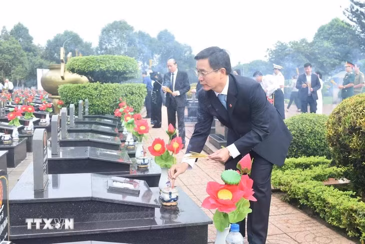 Đồng chí Nguyễn Đình Trung, Bí Thư Tỉnh ủy Đắk Lắk thắp hương tưởng nhớ các Anh hùng liệt sỹ. (Ảnh: Nguyên Dung/TTXVN)