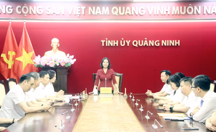 Đồng chí Trịnh Thị Minh Thanh, Phó Bí thư Thường trực Tỉnh ủy, phát biểu giao nhiệm vụ cho đồng chí Nguyễn Anh Tuấn.