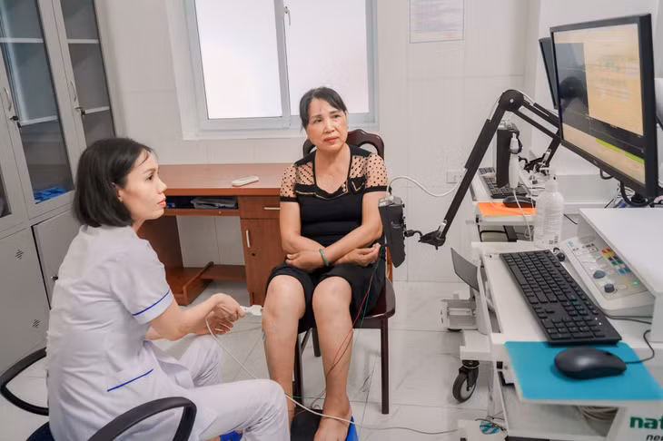 Bà Trần Thị Nga (phường Hùng Thắng, TP Hạ Long) khám đánh giá tổn thương xương khớp tại khoa Thần kinh - Cơ xương khớp, Bệnh viện Lão khoa - Phục hồi chức năng tỉnh Quảng Ninh.