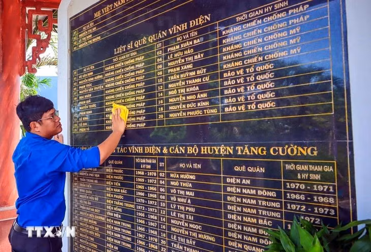 Đoàn viên thanh niên Quảng Nam lau mới Nhà bia tưởng niệm các Anh hùng liệt sỹ tại các địa phương. (Ảnh: TTXVN)
