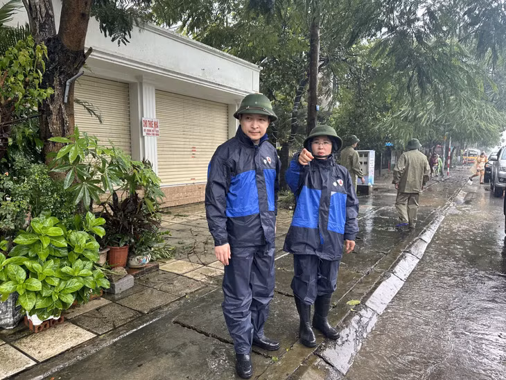 Đồng chí Trịnh Thị Minh Thanh, Phó Bí thư Thường trực Tỉnh ủy chỉ đạo khắc phục ngập úng tại QL18.