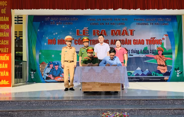 Công an xã Hải Lạng và Trường Tiểu học Hải Lạng (huyện Tiên Yên) tổ chức ký cam kết về chấp hành trật tự ATGT.