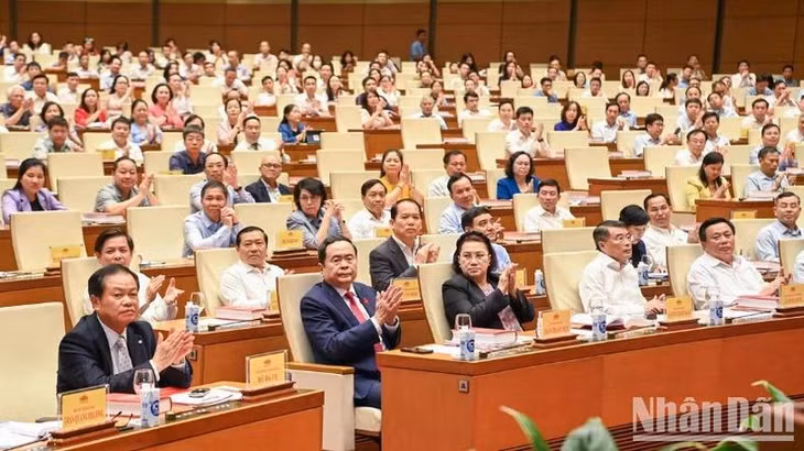 Chủ tịch Quốc hội Trần Thanh Mẫn cùng các đồng chí lãnh đạo, nguyên lãnh đạo Đảng, Nhà nước và các đại biểu dự lễ ra mắt cuốn sách.