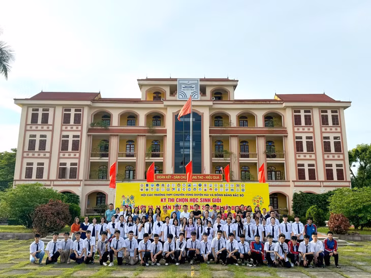 Cán bộ, giáo viên, học sinh Trường THPT Chuyên Hạ Long tham dự Kỳ thi chọn học sinh giỏi các trường THPT chuyên Khu vực Duyên hải và Đồng bằng Bắc bộ lần thứ XV năm 2024. Ảnh: Trường THPT Chuyên Hạ Long cung cấp