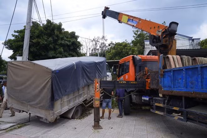Hiện trường vụ tai nạn nghiêm trọng làm một người tử vong khi xe tải va chạm mạnh với xe máy. Ảnh: Mạnh Khá