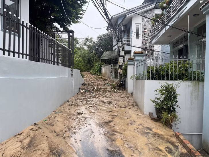 Mưa lớn gây sạt trượt đất đá tại tổ 28, khu 2b, phường Cao Xanh khiến khoảng 25 hộ dân bị cô lập.