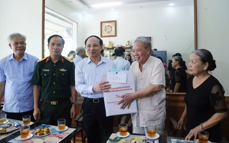 Đồng chí Bí thư Tỉnh ủy đến thăm, tặng quà ông Hoàng Văn Deng, người tham gia kháng chiến bị nhiễm chất độc hóa học 81% tại tổ 2, khu Trới 2, phường Hoành Bồ