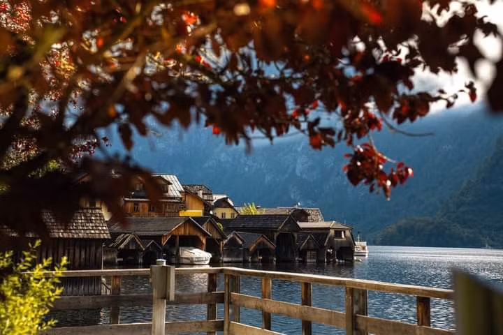 Hallstatt nằm ở phía tây nam của hồ Hallstätter See và sườn dốc của ngọn núi Hoher Dachstein thuộc dãy Alps, vùng Salzkammergut trên quốc lộ nối Salzburg – quê hương của nhà soạn nhạc Mozart và Graz. Thị trấn nhỏ này từng được khách du lịch gọi với cái tên là “viên ngọc của nước Áo” hay “xứ sở thần tiên”.