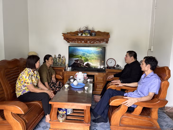 Bà Bùi Thị Tân (hộ cận nghèo), phường Yên Thọ (TX Đông Triều) phấn khởi trong ngôi nhà mới nhờ sự chung tay ủng hộ của các cấp ngành, địa phương trên địa bàn.