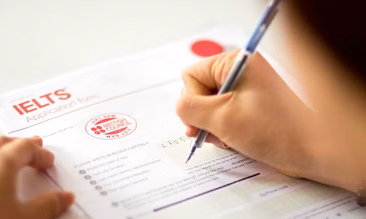 Ứng viên viết lên mẫu giấy dự thi IELTS. Ảnh: Hội đồng Anh