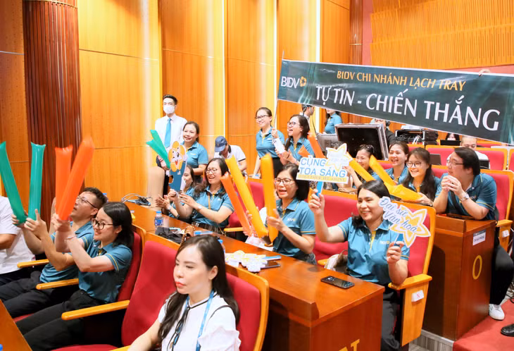 Các cổ động viên cổ vũ nhiệt tình cho các thí sinh dự thi.
