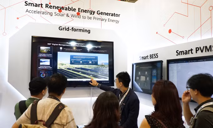 Chuyên gia Huawei giới thiệu về công nghệ Grid Forming. Ảnh: Bảo Lâm