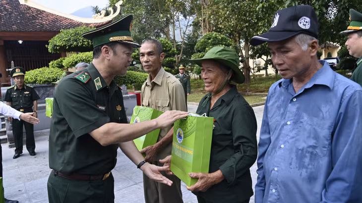 Trung tướng Nguyễn Anh Tuấn, Chính ủy BĐBP tặng quà cho các gia đình, người có công với cách mạng tiêu biểu trên địa bàn.