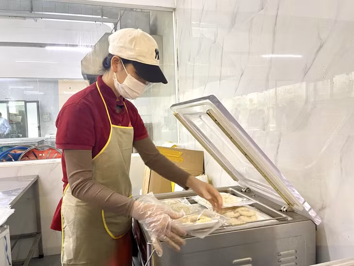 Sản xuất và đóng gói chả mực tại Cơ sở sản xuất chả mực Bà Nụ (Vân Đồn).