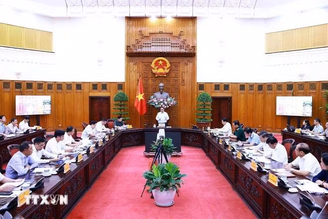 Thủ tướng Phạm Minh Chính chủ trì họp về tình hình thi công Dự án đường dây 500kV mạch 3. (Ảnh: Dương Giang/TTXVN)